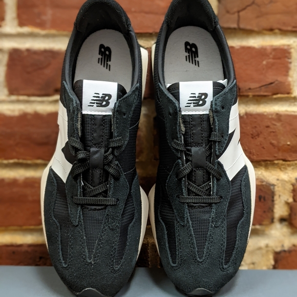 ⚡SOLD⚡NWB New Balance 327 in Black + White (Wmn's 8/Kids 6.5) - Picture 2 of 9